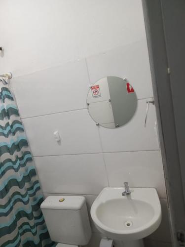 Un baño de O Hostel GRU SP - Unidade Aeroporto Guarulhos - 5 Minutos de Distancia