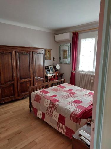 une chambre avec un lit, un bureau et une fenêtre dans l'établissement Jardin Dangla 