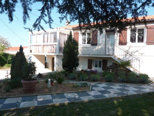 a house with a checkered driveway in front of it at Gite Au Cheval D'or in La Meilleraie-Tillay