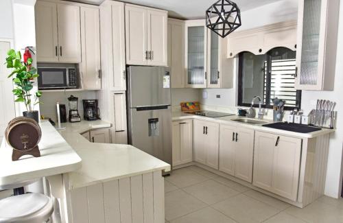 Кухня или мини-кухня в Landing Strip - East Wing Beach House
