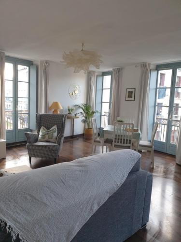 - une chambre avec un lit, des chaises et des fenêtres dans l'établissement les jardins de l'archevêché, à Narbonne