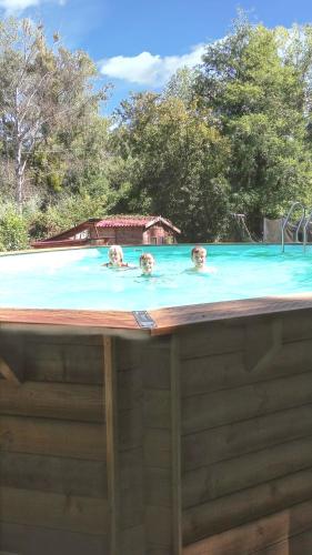 Photo de la galerie de l'établissement Bungalow accueillant à Saint-Hilaire, 33 m², piscine partagée !, à Saint-Hilaire-sous-Romilly