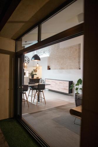 - un salon avec vue sur une salle à manger dans l'établissement Maison de village toute équipée, à Arnaville