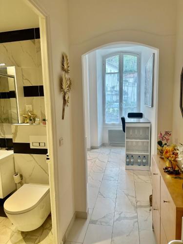 une salle de bain avec toilettes et lavabo dans l'établissement Palais T2 300m de la plage parking en résidence, à Cannes