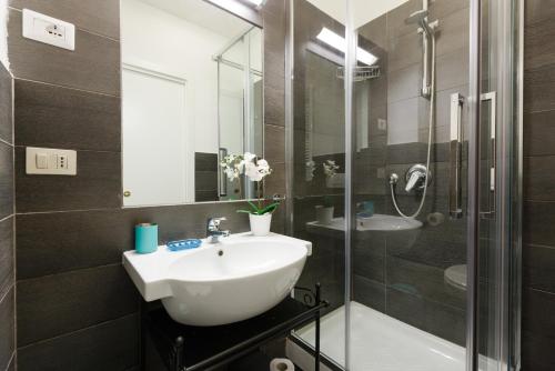 y baño con lavabo y ducha. en Roma Trastevere Relais Guest House, en Roma