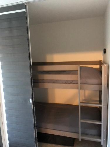 Cette chambre dispose de lits superposés. dans l'établissement Appartement T2 Cabine Résidence Antinéa au Cap d'Agde proche plage et port secteur Richelieu, au Cap d'Agde