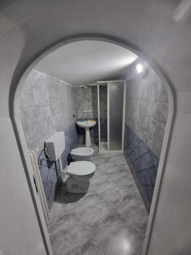 a bathroom with two toilets and a sink at IL GELSO LECCE Affitti Brevi in Lecce
