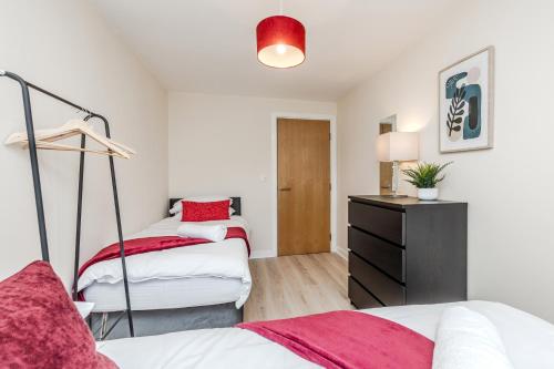Postel nebo postele na pokoji v ubytování Waterfront Quayside Apartment with secure parking & lift, Ideal for Mobility Users