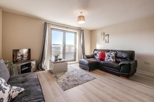 Posezení v ubytování Waterfront Quayside Apartment with secure parking & lift, Ideal for Mobility Users