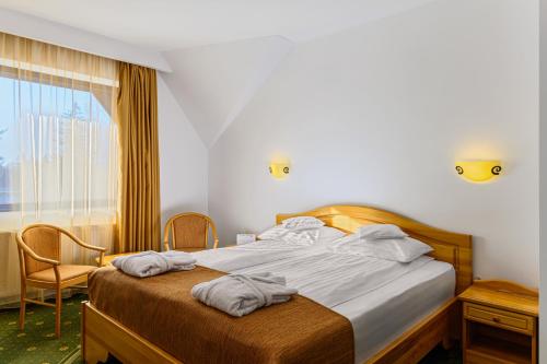 Ένα ή περισσότερα κρεβάτια σε δωμάτιο στο Hotel Casa Viorel jacuzzi & saunas