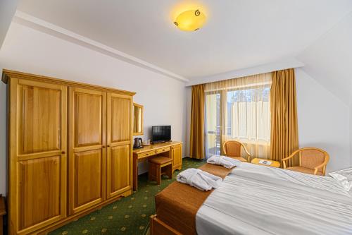 Ένα ή περισσότερα κρεβάτια σε δωμάτιο στο Hotel Casa Viorel jacuzzi & saunas