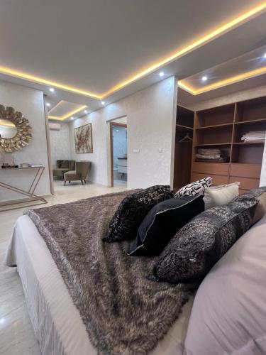a bedroom with a large bed with pillows on it at Villa familiale avec piscine in Agadir