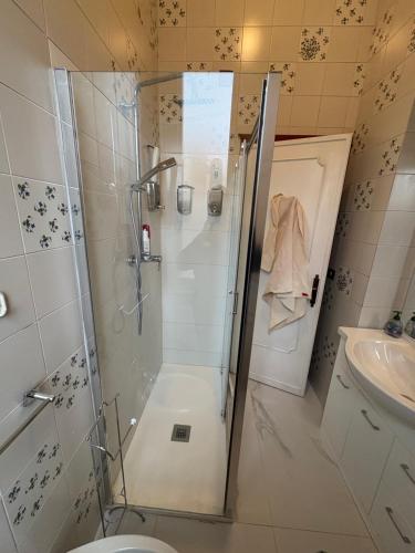 un baño con ducha y lavabo en Attico Aventino, en Roma