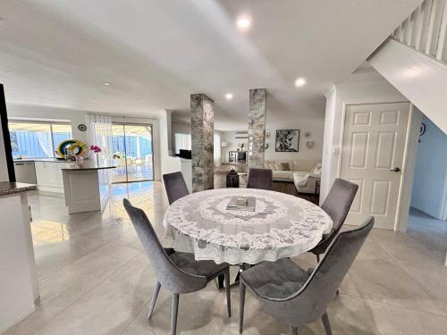 Η κουζίνα ή μικρή κουζίνα στο Oceanside Mansion with Luxury Pool