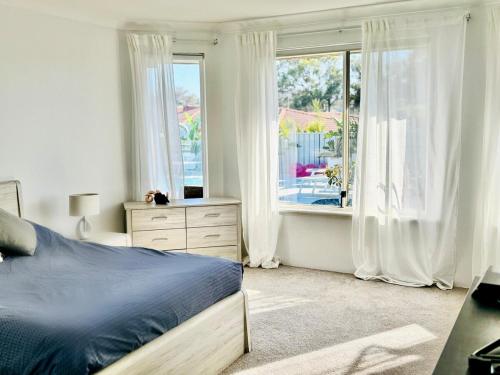 Ένα ή περισσότερα κρεβάτια σε δωμάτιο στο Oceanside Mansion with Luxury Pool