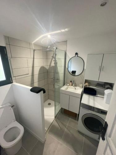 a bathroom with a toilet and a shower and a sink at T2 au calme, la mer à proximité in Villeneuve-lès-Maguelonne