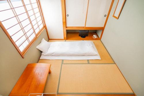 a small room with a bed and a window at Fujiminoyado - Vacation STAY 62036v in Gotemba