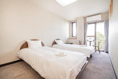 御殿場市にあるFujiminoyado - Vacation STAY 62143vの窓のある部屋にベッドが2つある