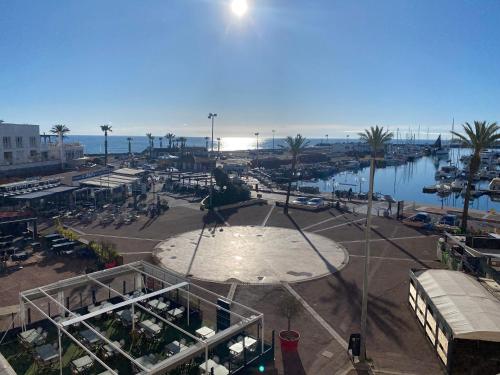 - une vue sur un parking dans une ville avec un port dans l'établissement Le Vista Mare, à Saint-Cyprien