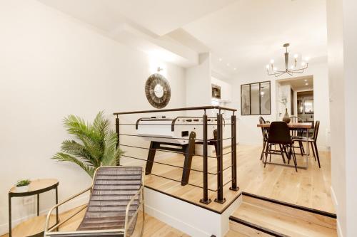 un salon et une salle à manger avec un piano dans l'établissement Explore Local Bakeries from a Boho Artist Loft, à Paris