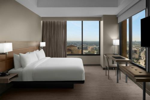 Кровать или кровати в номере AC Hotel by Marriott San Antonio Riverwalk