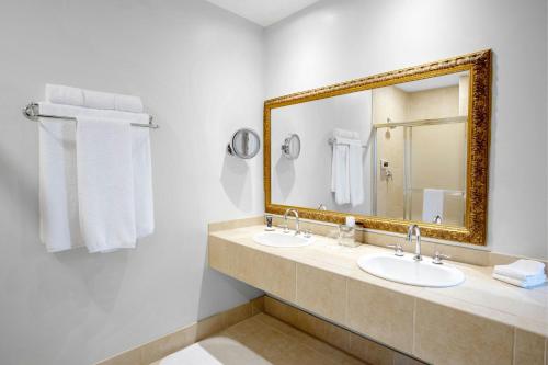 a bathroom with two sinks and a large mirror at Casa Monica Resort & Spa, Autograph Collection in Saint Augustine