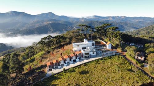 an aerial view of a house on a hill at Pousada Estância da Pinha in Santo Antônio do Pinhal