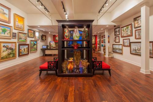 a gallery with paintings and vases on display at Casa Monica Resort & Spa, Autograph Collection in Saint Augustine