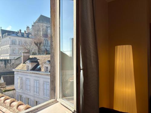 a window with a view of a building at Le cocon des Quais in Auxerre