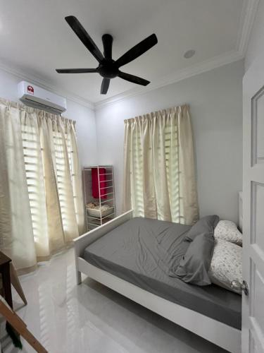 Postel nebo postele na pokoji v ubytování Sha's Homestay Kota Bharu