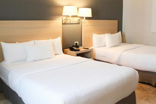 Ένα ή περισσότερα κρεβάτια σε δωμάτιο στο Courtyard by Marriott Villahermosa Tabasco