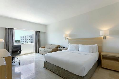Ένα ή περισσότερα κρεβάτια σε δωμάτιο στο Courtyard by Marriott Villahermosa Tabasco
