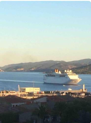 un grand navire de croisière dans une grande étendue d'eau dans l'établissement Propriano appartement vue mer, à Propriano