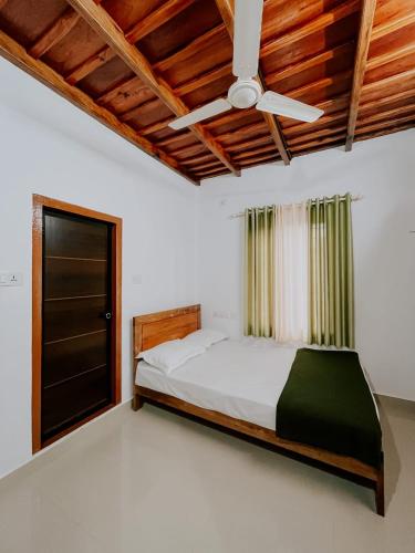 Una cama o camas en una habitación de Palkulam heights