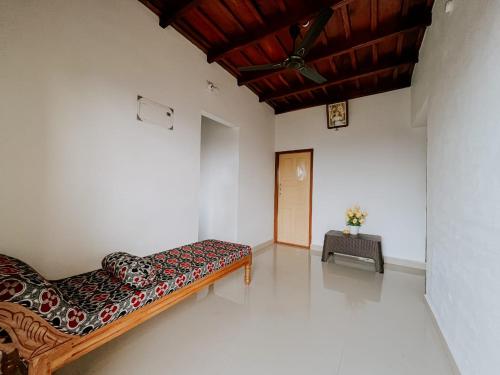 Una cama o camas en una habitación de Palkulam heights