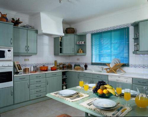 A kitchen or kitchenette at Quinta da Floresta – Santo António Villas, Golf & Spa