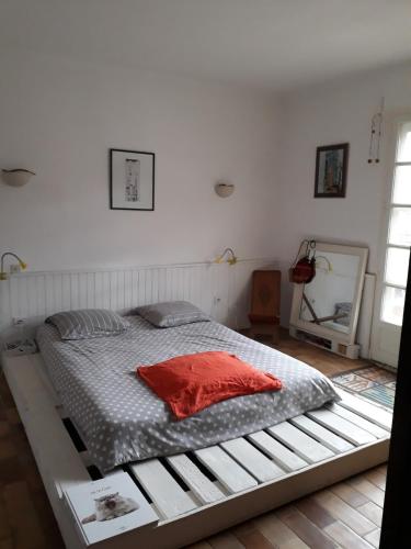 Ce lit se trouve dans une chambre dotée d'un grand cadre de lit. dans l'établissement Maison avec jardin à louer au bord de la mer, à Argelès-sur-Mer