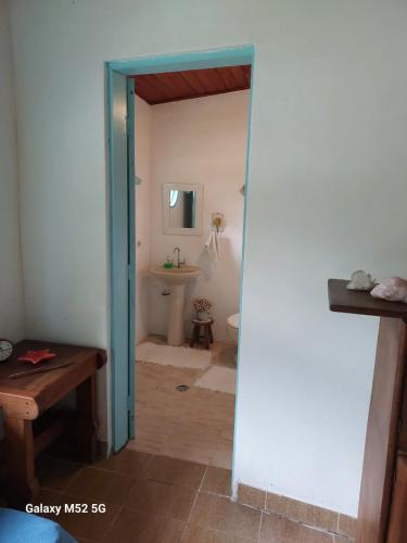 a room with a bathroom with a toilet and a sink at Charmosa edícula próxima a praia in São Sebastião