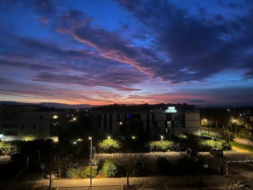 - une vue sur la ville la nuit dans l'établissement La Goelette T3 rayonnant parking 6 pers max, à Sète