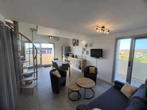 un salon avec un canapé et une table dans l'établissement La Goelette T3 rayonnant parking 6 pers max, à Sète