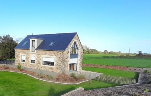 Bild eines Hauses mit Solardach in der Unterkunft Maison Beniguet 6 places proche Paimpol et Tréguier in Pleumeur-Gautier