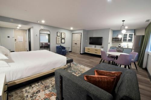 Ein Bett oder Betten in einem Zimmer der Unterkunft Sheraton Laval Hotel