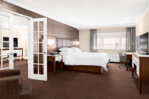 Ein Bett oder Betten in einem Zimmer der Unterkunft Sheraton Laval Hotel