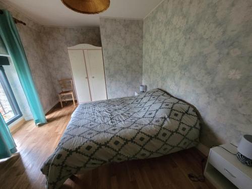 une chambre avec un lit dans une pièce dans l'établissement Maison campagne, à Percy