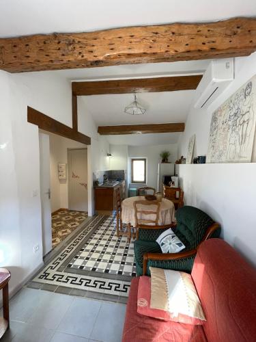 un salon avec un canapé et une table dans l'établissement appartement chez l'artiste, à Minerve