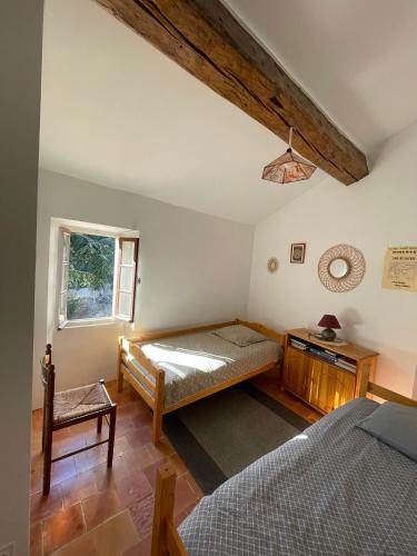 une chambre avec un lit et une fenêtre dans l'établissement appartement chez l'artiste, à Minerve