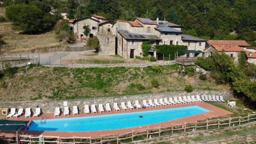 an aerial view of a swimming pool with chairs and a house at Agriturismo Montagna Verde Apella in Licciana Nardi