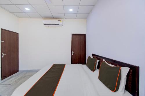 a bedroom with a large bed in a room at Hotel O Connect in Jaipur