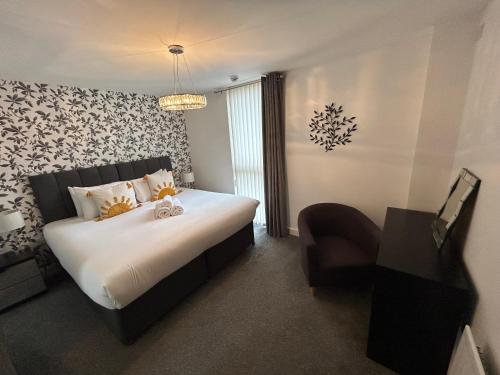 a bedroom with a bed and a desk and a chair at Vizion Suites Milton Keynes - Free WiFi, Netflix Secure, Parking, Fully Furnished & Equipped Apartments in Milton Keynes