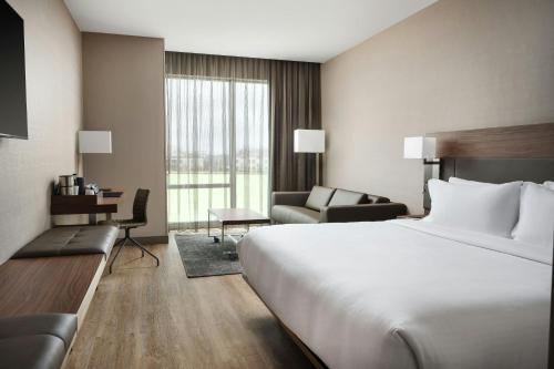 Postel nebo postele na pokoji v ubytování AC Hotel by Marriott Jackson Ridgeland